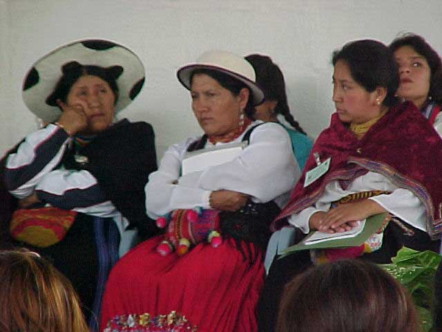 Saragura, Kaari y Puruha escuchando atentas la palabra de Josefina