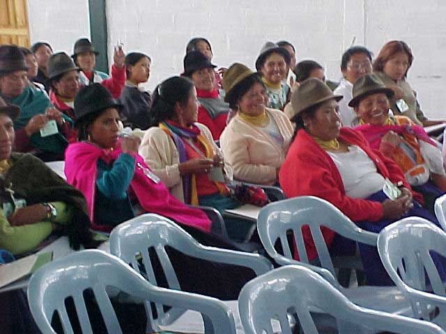 Las mujeres Cayambis iniciando su participación
