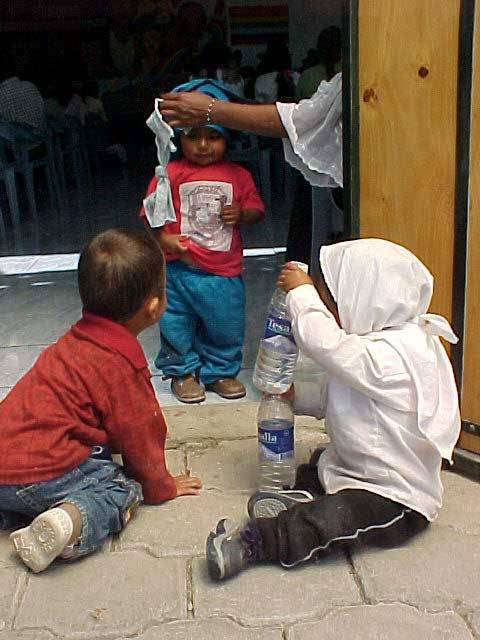 Nios que acompaan a sus madres, madres militantes del movimiento indgena
